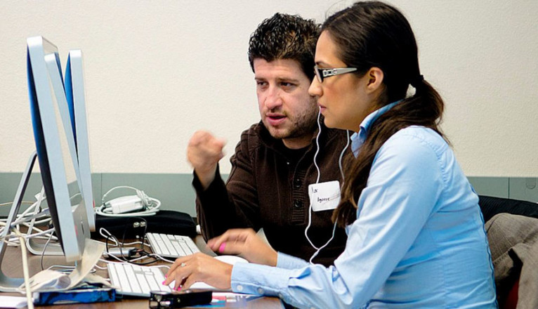 Journalists learn multimedia journalism skills at one of Renaissance Journalism's intensive bilingual LearningLAB events.
